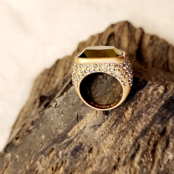 Lia Sophia VISIONAIRE Green Crystalin Matte Gold Tone Ring - Sz 8 - Picture 6 of 11